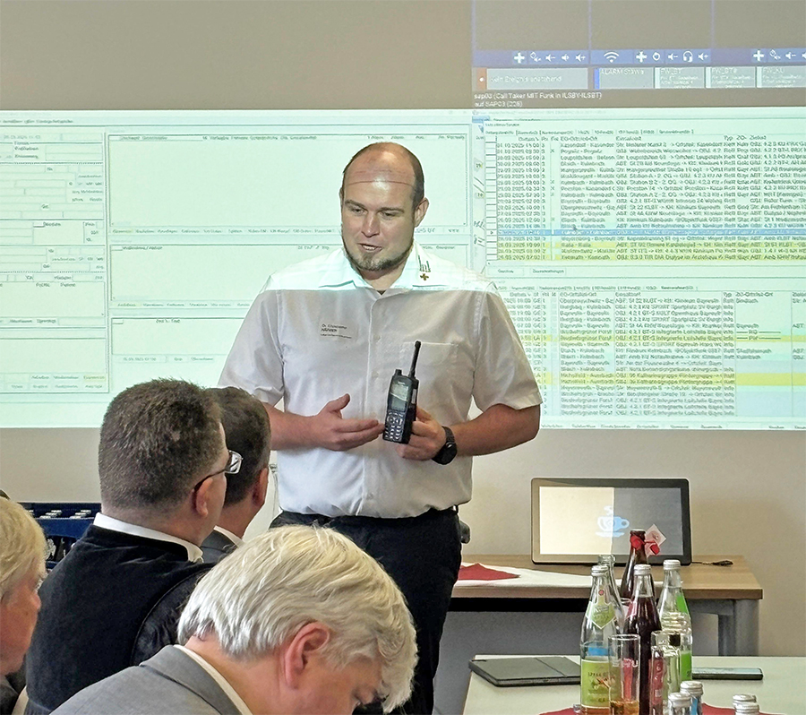 Leitstellenleiter Christopher Häfner erklärt die neuen Möglichkeiten im Digitalfunk in der ILS Bayreuth/Kulmbach.