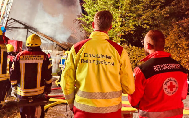 Am 16.09.2025 wurden Einsatzkräfte des BRK Bayreuth und der Feuerwehren zum Brand eines Pferdestalles in Cottenbach Heinersreuth) gerufen.