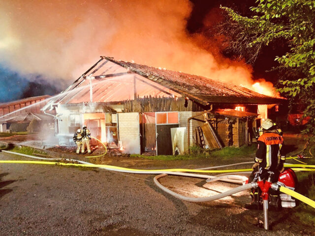 Feuerwehreinsatzkräfte wenige Minuten nach Alarmierung bei der Brandbekämpfung