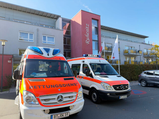 Einsatzfahrzeuge des BRKs am BRK-Ruhesitz.