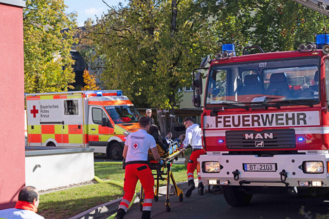 Einsatzfahrzeuge des BRKs am BRK-Ruhesitz.
