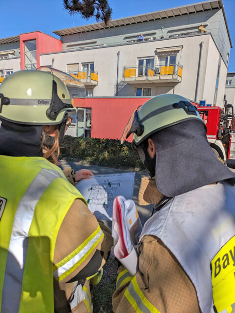 Einsatzkräfte der Feuerwehren am BRK-Ruhesitz.