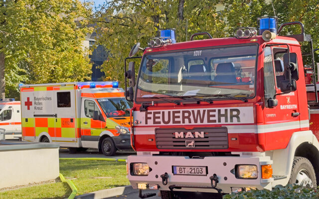 Eisnatzfahrzeuge von BRK und Feuerwehr am BRK-Ruhesitz.