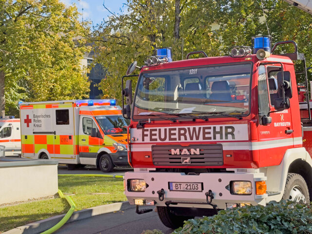 Eisnatzfahrzeuge von BRK und Feuerwehr am BRK-Ruhesitz.