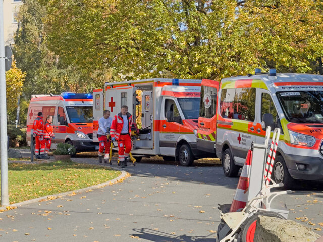 Einsatzfahrzeuge des BRKs am BRK-Ruhesitz.