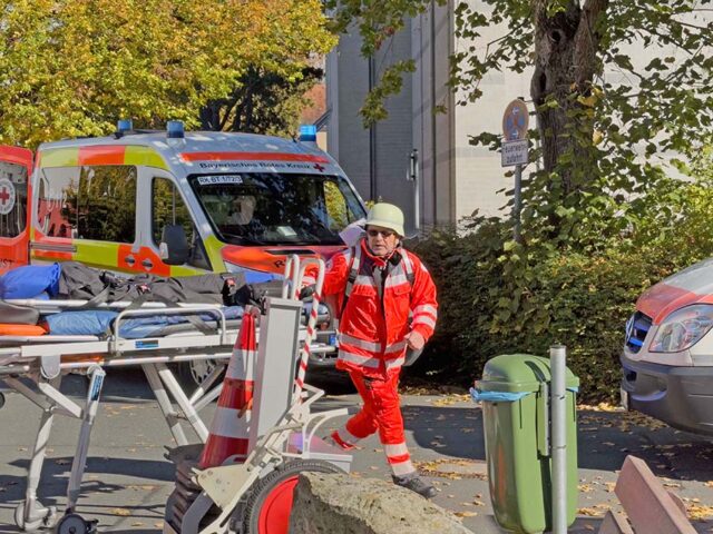 Einsatzfahrzeuge des BRKs am BRK-Ruhesitz.