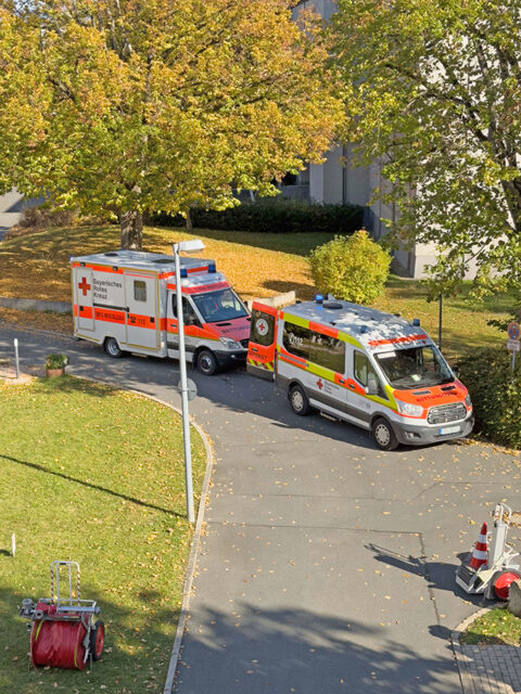 Einsatzfahrzeuge des BRKs am BRK-Ruhesitz.