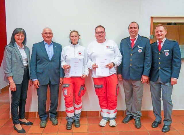 Die für ihre Dienstzeit geehrten Mitglieder der BRK-Bereitschaft Mistelgau: Svenja Opel (10 Jahre - Mitte) und Oliver Heinz (15 Jahre - Mitte ) mit Mitgliedern des Vorstandes des BRK-Kreisverbandes Bayreuth und Bereitschaftsleiter Benjamin Lindner (r.).