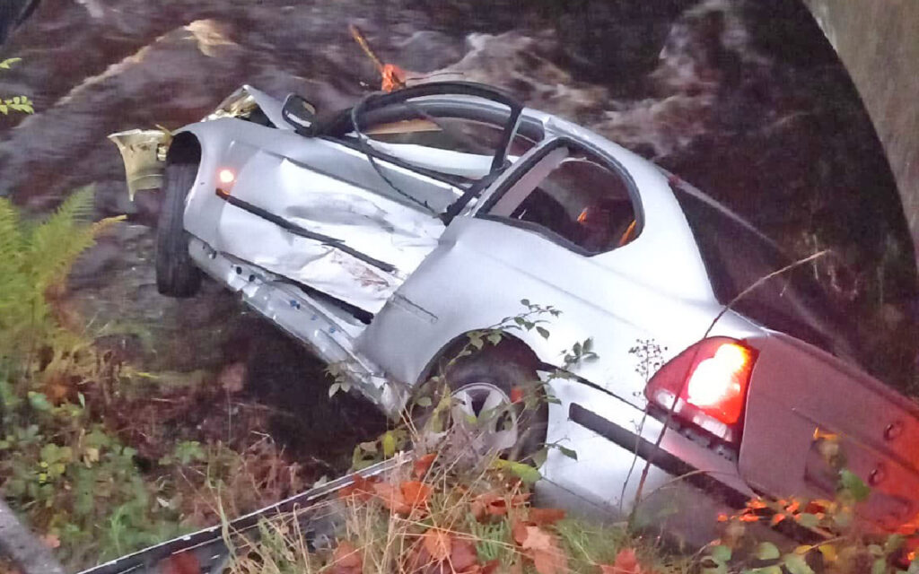 Verunfallter PKW im Bett des Weißen Maines bei Escherlich / Bad Berneck.
