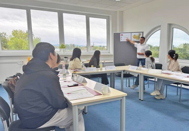 Teilnehmende des Anpassungs-Kurses im BRK-Kompetenzzentrum Bayreuth. MIt Marcel Hauswurz (Bildungsreferent BRK-Kreisverband Bayreuth).