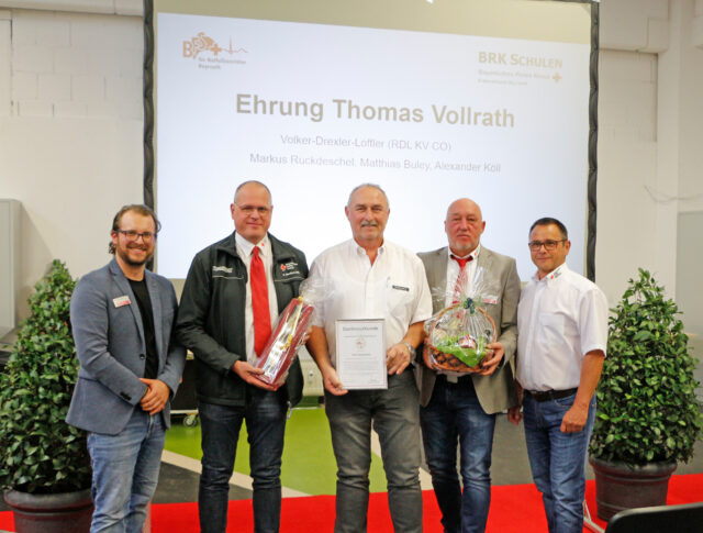 Auszeichnung für langjähriges Engagement in der Ausbildung Die Schulleitung und die Rettungsdienstleitung des BRK-Kreisverbandes Coburg nahm die feierliche Zeugnisübergabe zum Anlass Thomas Vollrath als langjährigen Praxisanleiter im Rettungsdienst für sein besonderes Engagement in der praktischen Ausbildung von Notfallsanitäter-Azubis mit der Übergabe einer Ehrungsurkunde zu würdigen. Im Bild (v.l.n.r.): Matthias Buley (Schulleiter Berufsfachschule für Notfallsanitäter Bayreuth), Volker Dexler-Löffler (Rettungsdienstleitung BRK-Kreisverband Coburg), Alexander Köll (Lehrkraft Berufsfachschule für Notfallsanitäter Bayreuth) und Marcel Hauswurz (Bildungsreferent).