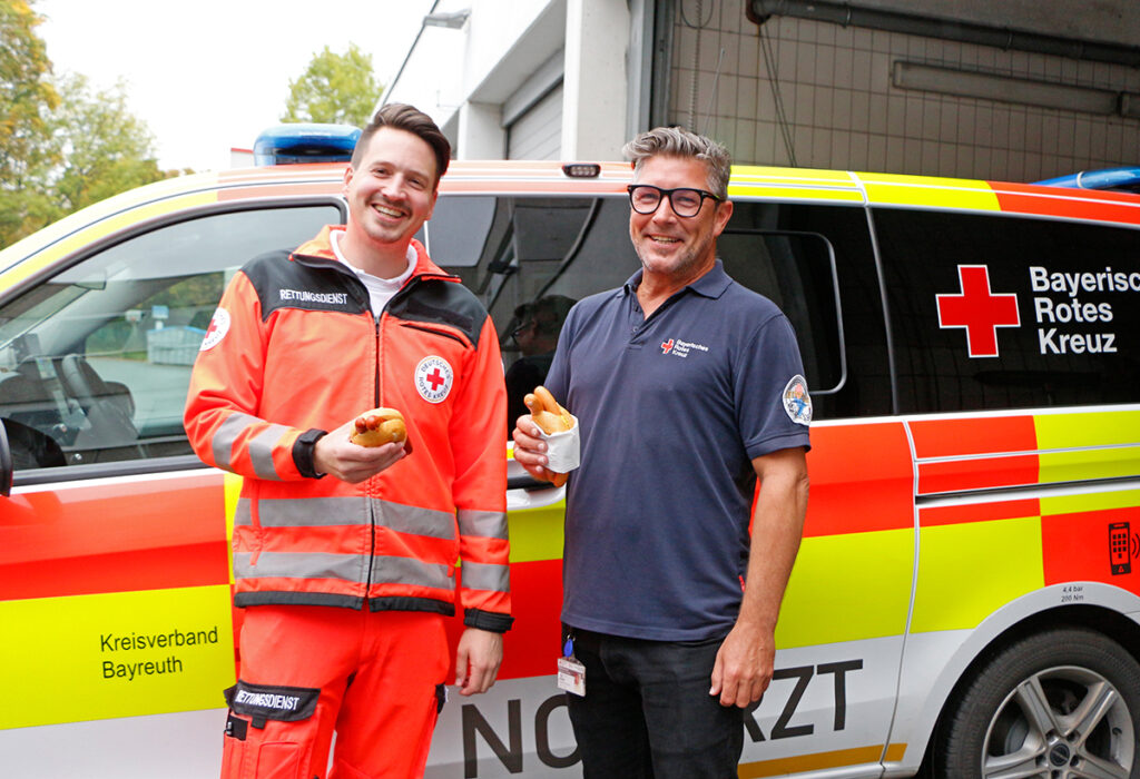 Rettungsdienstmitarbeitende des BRK-Rettungsdienstes und Disponentinnen und Disponenten der ILS Bayreuth/Kulmbach beim gemeinsame "meet & eat" zum Kennenlernen und Netzwerken.