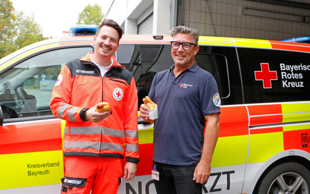 Rettungsdienstmitarbeitende des BRK-Rettungsdienstes und Disponentinnen und Disponenten der ILS Bayreuth/Kulmbach beim gemeinsame "meet & eat" zum Kennenlernen und Netzwerken.