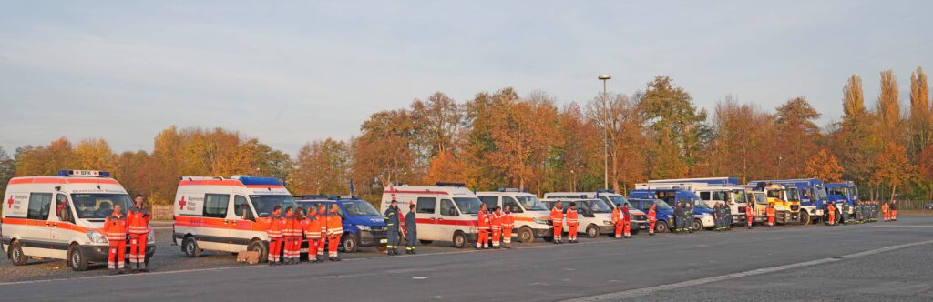 Teilnehmende der gemeinsamen Übung von THW und BRK - Fahren im geschlossenen Verband.