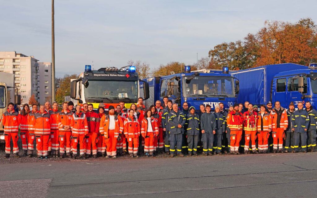 Teilnehmende der gemeinsamen Übung von THW und BRK - Fahren im geschlossenen Verband.