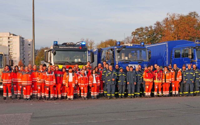 Teilnehmende der gemeinsamen Übung von THW und BRK - Fahren im geschlossenen Verband.