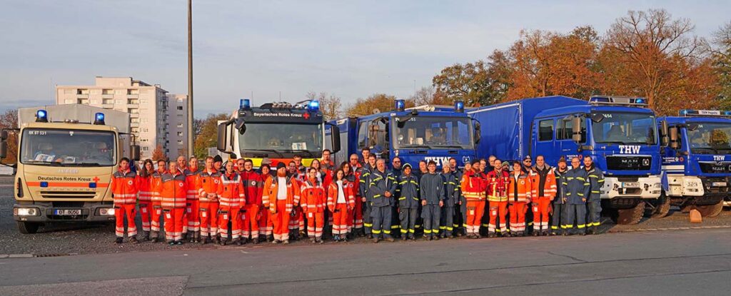 Teilnehmende der gemeinsamen Übung von THW und BRK - Fahren im geschlossenen Verband.