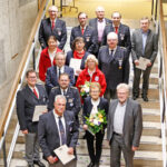 Alexander Emer (ausgezeichnet für 25 Jahre), Sebastian Barisch (ausgezeichnet für 25 Jahre), Peter Herzing (Vorsitzender des BRK-Kreisverbandes Bayreuth), Mischa Nietfeld (stv. Kreisbereitschaftsleiter BRK-Kreisverband Bayreuth), Peter Maisel (ausgezeichnet für 50 Jahre), Fiona Weimann (ausgezeichnet für 25 Jahre), Ingrid Pfaff (ausgezeichnet für 40 Jahre), Hans Joachim Seibel (Vorsitzender der Kreiswasserwacht), Thomas Neubing (ausgezeichnet für 25 Jahre), Anette Haberstroh (ausgezeichnet für 40 Jahre), Johannes Zeilmann (ausgezeichnet für 25 Jahre), Florian Förster (ausgezeichnet für 25 Jahre), Rosemarie Grimm (ausgezeichnet für 40 Jahre), Oberbürgermeister Thomas Ebersberger und Thomas Schmeer (ausgezeichnet für 40 Jahre).