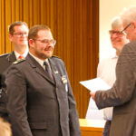 Oberbürgermsite Thoams Ebersberger zeichent FLorian Förster für 25 Jahre ehrenamtlichen Dienst in der Wasserwacht mit dem silbernen Ehrenzeichen aus,