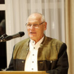 Vorsitzender des BRK-Kreisverbandes Bayreuth, Peter Herzing, bei seinem Grußwort anlässlich des 100-jährigen Jubiläums der BRK-Bereitschaft Fichtelberg.