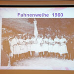 Eine Aufnahme aus dem Jahr 1960 - Fahnenweihe der BRK-Beretischaft Fichtelberg, damals noch BRK-Kolonne Fichtelberg aus dem Vortrag zum 100-jährigen Jubiläum.