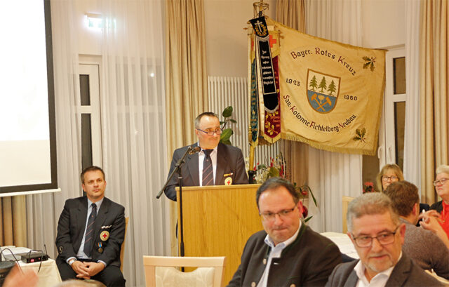 Josef Markhof - Bereitschaftsleiter der BRK-Bereitschaft Fichtelberg, beim Verlesen der 100-jährigen Chronik der BRK-Bereitschaft Fichtelberg.