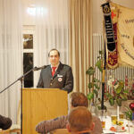 Mischa Nietfeld - stv, Kreisbereitschfatsleiter BRK-Kreisverband Bayreuth - bei seinem Grußwort anlässlich des 100-jährigen Jubiläums der BRK-Beretischaft Fichtelberg /Neubau.