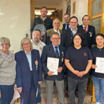 Die BRK-Bereitschaft Fichtelberg/Neubau feierte gemeinsam mit Vertreterinnen und Vertretern des Roten Kreuzes sowie der Politik ihr 100-jähriges Bestehen und würdigte dabei langjährige, engagierte Ehrenamtliche für ihre verdienstvollen Dienste. Im Bild: Die geehrten: Bianca Braun-Trä, Jasmin Braun, Markus Braun, Beate Kascha, Rosemarie Pickert und Stefan Müllinger., sowie Staatssekretär Martin Schöffel (MdL), Sebastian Voit (Bürgermeister Gemeinde Fichtelberg), Peter Herzing (Vorsitzender des BRK-Kreisverbandes Bayreuth), Mischa Nietfeld (stv. Kreisbereitschaftsleiter BRK-Kreisverband Bayreuth) und Josef Markhof (Bereitschaftsleiter BRK-Bereitschaft Fichtelberg).