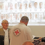 Ehrungen der langjähigen, verdienten Mitglieder der BRK-Bereitschaft Fichtelberg. Peter Herzing (Vorsitzender des BRK-Kreisverbandes Bayreuth) und Mischa Nietfeld (stv. Kreisbereitschaftsleiter) überreichen die Ehrungsurkunden an Markus Braun.