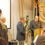 Stefan Müllinger wird anlässlich des 100-jähirgen Jubiläums der BRK-Bereitschaft Fichtelberg für 50 Jahre Dienst im BRK/DRK geehrt.