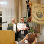 Peter Herzing, Vorsitzender des BRK-Kreisverbandes Bayreuth übergibt im Namen des BRK-Kreisverbandes 1.000 Euro an die BRK-Bereitschaft Fichtelberg, anlässlich ihres 100-jährigen Jubiläums.