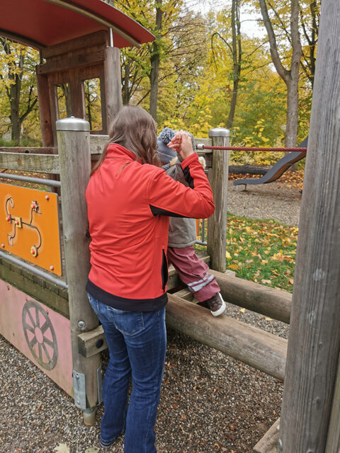 Mitarbeitende der Deutschen Bank verbrachten ihren „Social Day“ im BRK-Kindernest in Bayreuth.