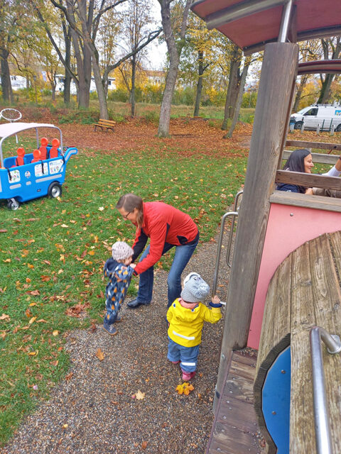 Mitarbeitende der Deutschen Bank verbrachten ihren „Social Day“ im BRK-Kindernest in Bayreuth.
