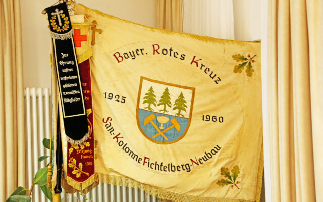 Fahne der BRK-Bereitschaft Fichtelberg.