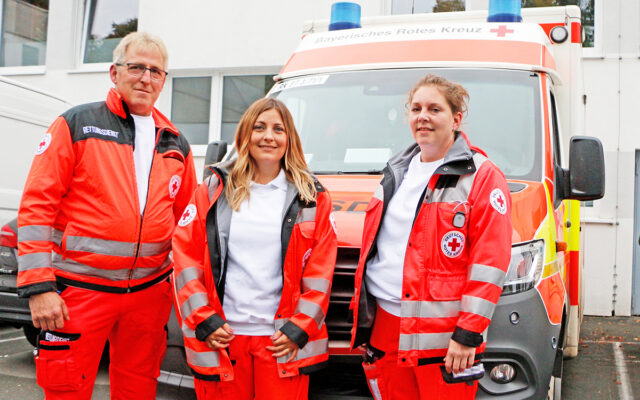 AOK-Direktorin Melanie Heinlein-Lodes bei mit dem Team des Rettungsdienstes Bayreuth, dass sie einen Tag lang begleitet. Vor einem Rettungswagen des BRK-Bayreuth.