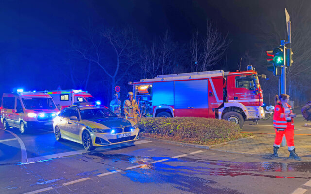 Eisnatzfahrzeuge und Einsatzkräfte von Feuerwehr, Polizei und Rettungsdienst an der Einsatzstelle