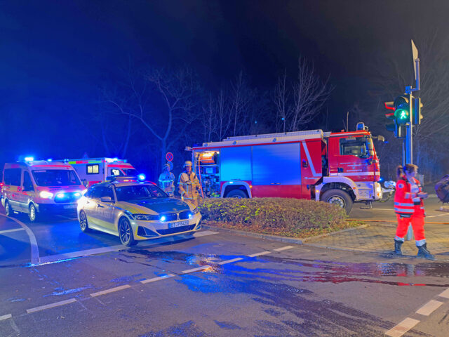 Eisnatzfahrzeuge und Einsatzkräfte von Feuerwehr, Polizei und Rettungsdienst an der Einsatzstelle