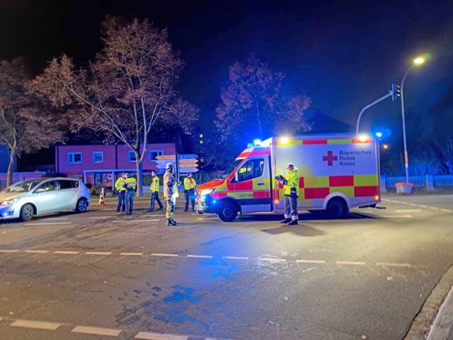 Eisnatzfahrzeuge und Einsatzkräfte von Feuerwehr, Polizei und Rettungsdienst an der Einsatzstelle