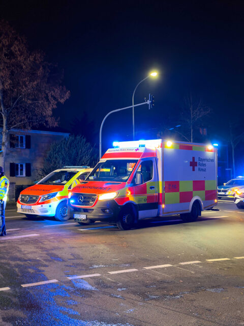Eisnatzfahrzeuge und Einsatzkräfte von Feuerwehr, Polizei und Rettungsdienst an der Einsatzstelle