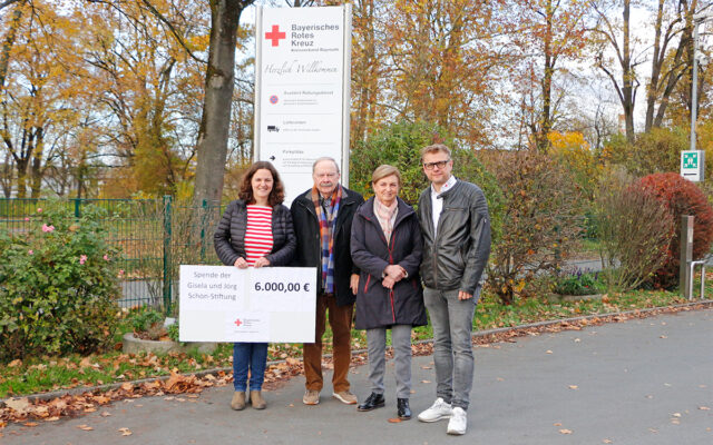Im Bild (v.l.n.r.): Annika Schreier (Organisatorin BRK-Ferienfreizeit) mit symbolischen Scheck in Höhe von 6.000 Euro, Jörg Schön, Gisela Schön und Markus Ruckdeschel (Kreisgeschäftsführer BRK Bayreuth).
