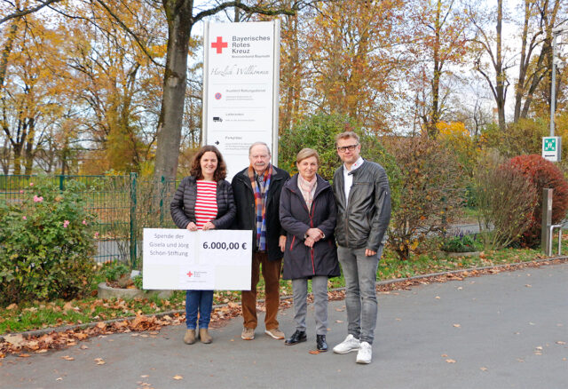 Im Bild (v.l.n.r.): Annika Schreier (Organisatorin BRK-Ferienfreizeit) mit symbolischen Scheck in Höhe von 6.000 Euro, Jörg Schön, Gisela Schön und Markus Ruckdeschel (Kreisgeschäftsführer BRK Bayreuth).