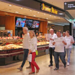 AOK und BRK setzen gemeinsames Zeichen für Menschen mit Demenz - Spontan-Aktion im Rotmain-Center Bayreuth