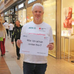 AOK und BRK setzen gemeinsames Zeichen für Menschen mit Demenz - Spontan-Aktion im Rotmain-Center Bayreuth