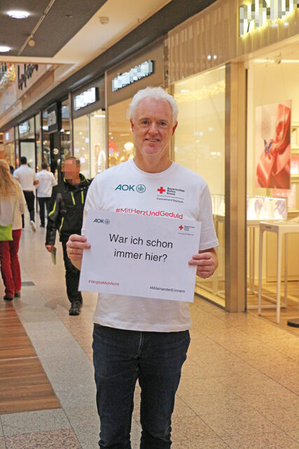 AOK und BRK setzen gemeinsames Zeichen für Menschen mit Demenz - Spontan-Aktion im Rotmain-Center Bayreuth