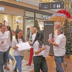 AOK und BRK setzen gemeinsames Zeichen für Menschen mit Demenz - Spontan-Aktion im Rotmain-Center Bayreuth