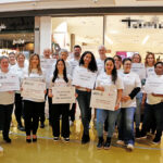 AOK und BRK setzen gemeinsames Zeichen für Menschen mit Demenz - Spontan-Aktion im Rotmain-Center Bayreuth