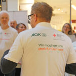 AOK und BRK setzen gemeinsames Zeichen für Menschen mit Demenz - Spontan-Aktion im Rotmain-Center Bayreuth