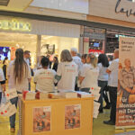 AOK und BRK setzen gemeinsames Zeichen für Menschen mit Demenz - Spontan-Aktion im Rotmain-Center Bayreuth