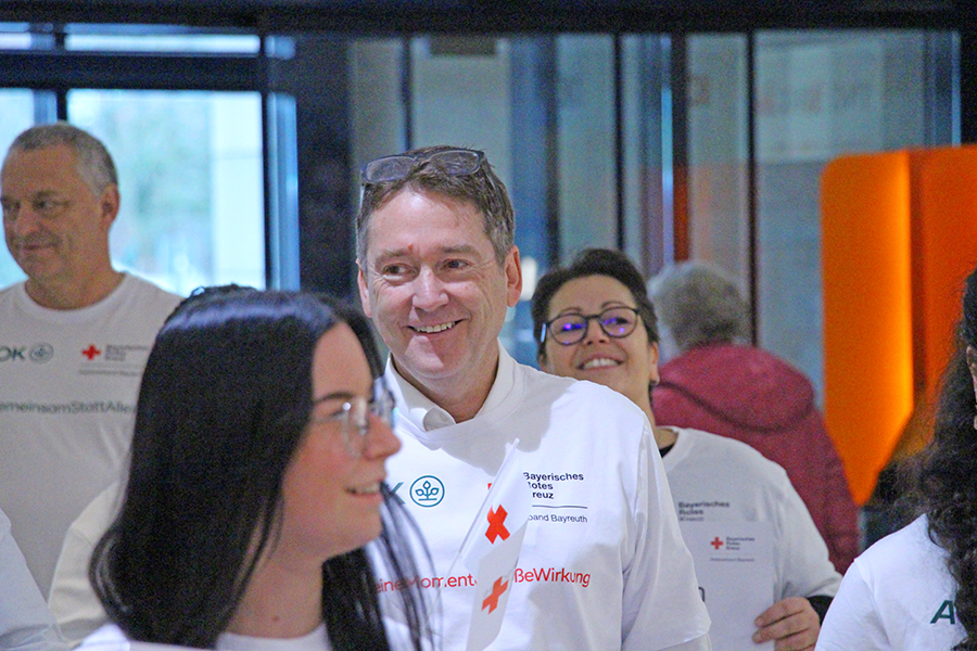 AOK und BRK setzen gemeinsames Zeichen für Menschen mit Demenz - Spontan-Aktion im Rotmain-Center Bayreuth