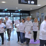 AOK und BRK setzen gemeinsames Zeichen für Menschen mit Demenz - Spontan-Aktion im Rotmain-Center Bayreuth